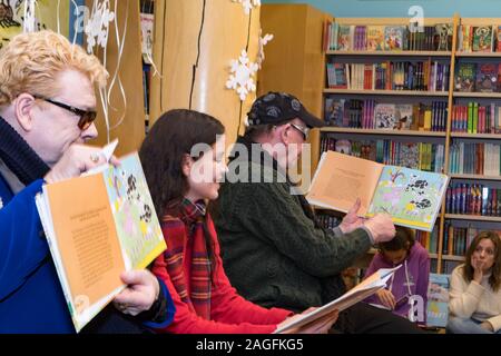 Calabasas, CALIFORNIE - 7 DÉCEMBRE 2019: "The Wondrously Magical Adventures of Penelope and Rosco" signature de réservation à Barnes and Noble. Banque D'Images
