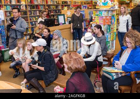 Calabasas, CALIFORNIE - 7 DÉCEMBRE 2019: "The Wondrously Magical Adventures of Penelope and Rosco" signature de réservation à Barnes and Noble. Banque D'Images