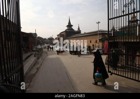 18 décembre 2019 : Srinagar, 17 décembre 2019. Jamia Masjid historique ouvre à des prières pour la première fois depuis la vallée du Cachemire' statut semi-autonome a été révoqué par le gouvernement central le 5 août. La Mosquée Jamia a été construit à la fin du 14e siècle et il a été un important centre spirituel au Cachemire ainsi qu'un site important pour le discours politique sur la région. Il a également été une plaque tournante pour les pro-liberté (Hurriyat Conference) les partis et la politique séparatiste dans le conflit du Cachemire. La mosquée a été fermée pour des prières par les autorités indiennes à la suite de l'abro Banque D'Images