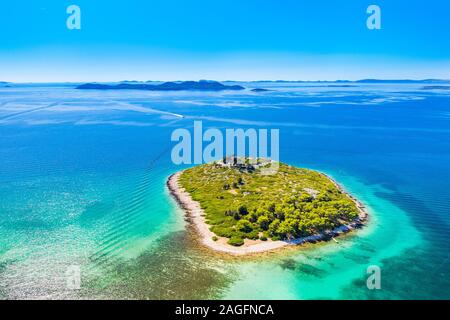 Belles îles en Croatie, bleu marin, l'archipel sur la mer Adriatique près de Pakostane Banque D'Images