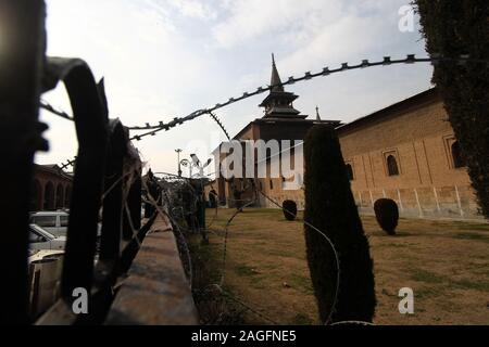 18 décembre 2019 : Srinagar, 17 décembre 2019. Jamia Masjid historique ouvre à des prières pour la première fois depuis la vallée du Cachemire' statut semi-autonome a été révoqué par le gouvernement central le 5 août. La Mosquée Jamia a été construit à la fin du 14e siècle et il a été un important centre spirituel au Cachemire ainsi qu'un site important pour le discours politique sur la région. Il a également été une plaque tournante pour les pro-liberté (Hurriyat Conference) les partis et la politique séparatiste dans le conflit du Cachemire. La mosquée a été fermée pour des prières par les autorités indiennes à la suite de l'abro Banque D'Images