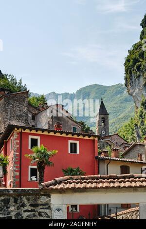 Le village de montagne de la Apuanes médiévale de Equi Terme, Fivizzano, dans la province de Massa et Carrare, Toscane, Italie - Parc Régional des Alpes Apuanes Banque D'Images