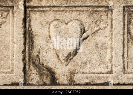 Forme de coeur sculpté sur mur de pierre d'une église médiévale Banque D'Images