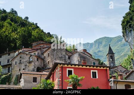 Le village de montagne de la Apuanes médiévale de Equi Terme, Fivizzano, dans la province de Massa et Carrare, Toscane, Italie - Parc Régional des Alpes Apuanes Banque D'Images