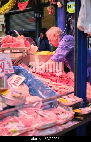 LEEDS, Royaume-uni - Mai 07, 2019 : Butcher dans Kirkgate Market à Leeds, West Yorkshire, Angleterre situé sur Vicaire Lane. C'est le grand Banque D'Images