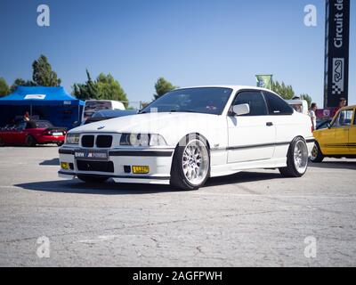 MONTMELO, ESPAGNE-29 septembre 2019 : 1993-2000 BMW 3 Series 323ti Compact (E30) à des rues de ville Banque D'Images