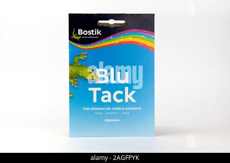 Blu Tack dans l'emballage de vente au détail. Pâte adhésive populaires couramment utilisé pour fixer des objets légers sur des murs. Banque D'Images