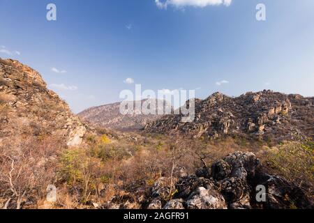 Collines de Tsodilo, parcours de trekking des sites d'art rupestre, buissons, collines isolées dans le désert de kalahari, Botswana, Afrique australe, Afrique Banque D'Images