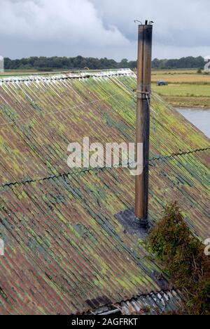 Cheminée provenant de toit en tôle ondulée, décolorées avec l'âge, Norfolk, Angleterre Banque D'Images