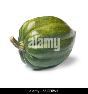 Courge poivrée vert frais close up isolé sur fond blanc Banque D'Images