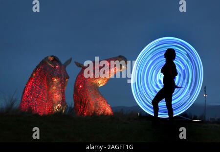 Hooper LED fonctionne à un crépuscule Daiquiri aperçu pour Fire & Light : Visions 2020 tenue à l'Helix, accueil des Kelpies le 1er & 2ème. Feu et lumière : Visions 2020 encourage les visiteurs à embrasser l'aventure d'une nouvelle année avec une promenade à travers le parc en direction de l'hélice de magique Kelpies, interagir avec un incroyable éventail de performances et d'installations le long de la manière. Banque D'Images