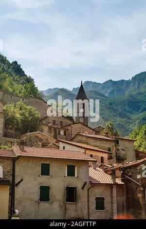 Le village de montagne de la Apuanes médiévale de Equi Terme, Fivizzano, dans la province de Massa et Carrare, Toscane, Italie - Parc Régional des Alpes Apuanes Banque D'Images