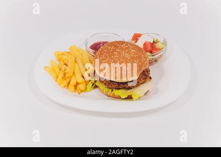 Mini Burger plat avec de la Salade frites isolé sur fond blanc Banque D'Images