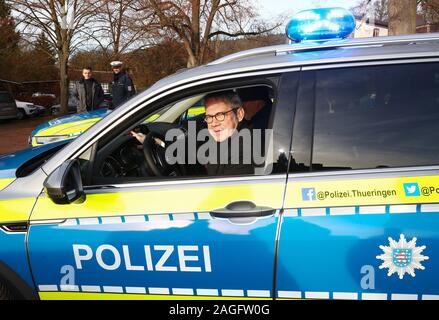 19 décembre 2019, la Thuringe, Großkochberg : Georg Maier (SPD), Ministre de l'intérieur de la Thuringe, est assis au volant d'une nouvelle radio voiture de patrouille pour la police de Thuringe lors d'une remise symbolique dans la cour de Schloss Großkochberg. Trois véhicules de chaque modèle sera présenté lors de l'événement. Photo : Bodo/Schackow Zentralbild-dpa/ZB Banque D'Images