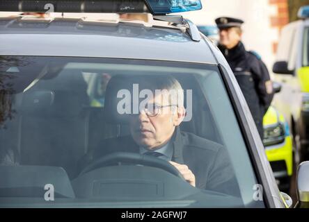 19 décembre 2019, la Thuringe, Großkochberg : Georg Maier (SPD), le ministre de l'intérieur de la Thuringe, est assis au volant d'une nouvelle radio voiture de patrouille pour la police de Thuringe lors d'une remise symbolique dans la cour de Schloss Großkochberg. Trois véhicules de chaque modèle sera présenté lors de l'événement. Photo : Bodo/Schackow Zentralbild-dpa/afp Banque D'Images