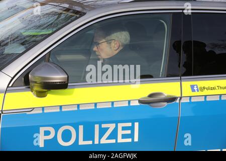 19 décembre 2019, la Thuringe, Großkochberg : Georg Maier (SPD), le ministre de l'intérieur de la Thuringe, est assis au volant d'une nouvelle radio voiture de patrouille pour la police de Thuringe lors d'une remise symbolique dans la cour de Schloss Großkochberg. Trois véhicules de chaque modèle sera présenté lors de l'événement. Photo : Bodo/Schackow Zentralbild-dpa/afp Banque D'Images