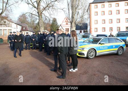 19 décembre 2019, la Thuringe, Großkochberg : Georg Maier (SPD, 3e vl), Ministre de l'intérieur de la Thuringe, parle pour la police de Thuringe dans la cour de Schloss Großkochberg lors d'une remise symbolique de la nouvelle radio des voitures de patrouille. Trois véhicules de chaque modèle sera présenté lors de l'événement. Photo : Bodo/Schackow Zentralbild-dpa/ZB Banque D'Images