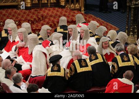 Les membres de la Chambre des Lords prendre leurs places dans la salle de l'État Ouverture du Parlement par la reine Elizabeth II, à la Chambre des Lords au Palais de Westminster à Londres. Banque D'Images