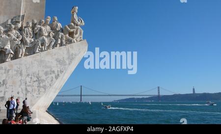 Lisbonne, Portugal / 7 Novembre 2015 : de nombreux touristes profitez d'une visite au Monument des Découvertes sur le Tage à Lisbonne Banque D'Images