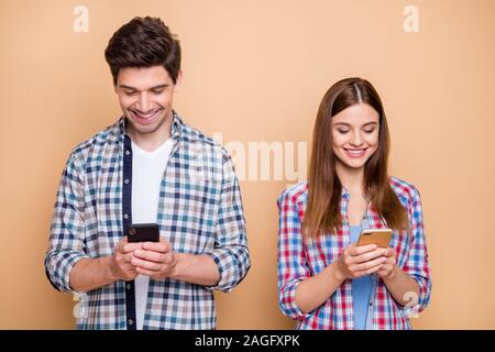 Portrait de son il qu'elle belle belle belle dépendance concentré ciblé Gai gai couple wearing chemise à carreaux à l'aide d'5g isolé app Banque D'Images