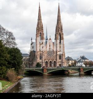 Strasbourg, Bas-Rhin / France - 14. Décembre, 2019 : vue de l'église de Saint Paul de Strasbourg lors d'une fraîche journée d'hiver Banque D'Images