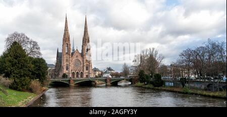 Strasbourg, Bas-Rhin / France - 14. Décembre, 2019 : vue de l'église de Saint Paul de Strasbourg lors d'une fraîche journée d'hiver Banque D'Images