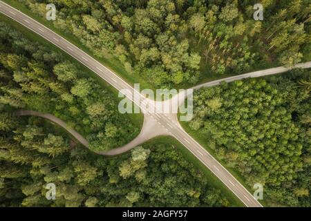L'intersection de la rue courbe dans la forêt d'en haut Banque D'Images