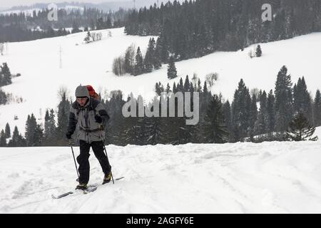 Skieur d'arrière-pays matures sur le sentier en montagnes Gorce, Pologne Banque D'Images