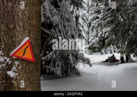 Avertissement sur les skieurs signe un tournant dangereux dans les montagnes Gorce, Pologne Banque D'Images