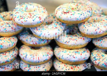 Maison de boulangerie Feshly donut en rangées sur la plaque en boulangerie locale Banque D'Images