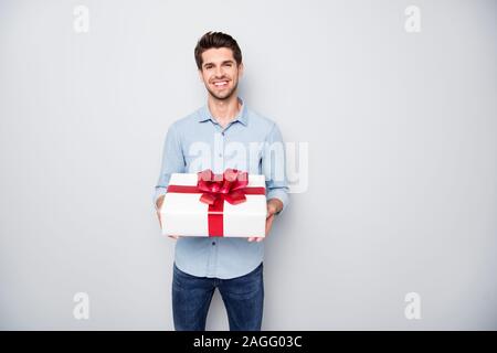 Portrait d'amant charmant positive boîte cadeau homme tenir présent à 14-8 février-mars se sentir content profiter de vacances porter des jeans en denim style clothing Banque D'Images