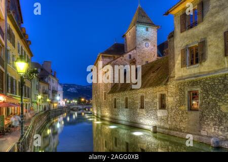 Palace L Ile sur le canal du Thiou dans le vieux Annecy, France, HDR Banque D'Images