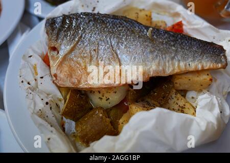 Filet de loup de mer sur une taverne Grèce Banque D'Images