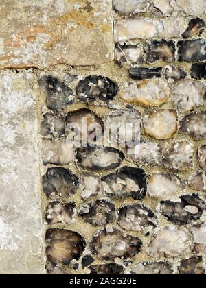 Détail de flint knapped avec chaînages en pierre du mur, une partie de la véranda mur de l'église du village médiéval construit en Waxham Norfolk o matériaux locaux. Banque D'Images