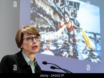 19 décembre 2019, Berlin : Elke Büdenbender, épouse du Président fédéral Steinmeier et patron de l'Allemagne de l'Unicef, parle lors de la cérémonie de remise des prix du concours photos de l'Unicef "Photo de l'année", dans l'arrière-plan vous pouvez voir la photo gagnante. Le photographe allemand Schwarzbach photographié une jeune fille de 13 ans la collecte des bouteilles en plastique dans le port de Manille (Philippines) à gagner de l'argent. Photo : Bernd von Jutrczenka/DPA - ATTENTION : Utiliser uniquement à des fins éditoriales. La photographie peut être utilisée pour la couverture de presse de l'UNICEF "Photo de l'Année" et du projet qu'avec mention de crédit complet Banque D'Images