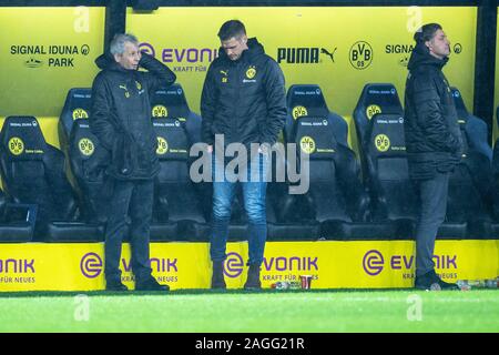 Lucien FAVRE (à gauche, l'entraîneur, NE), Sebastian Kehl (à gauche, chef de l'équipe de délivrance, N) et Michael ZORC (directeur sportif) ne sont devant le banc après le jeu, figure d'ensemble, format Paysage, frustré, frustré, frustré, déçu, déçu, déçu, déçu, triste, football 1. Bundesliga, 16e journée, Borussia Dortmund (NE) - RB Leipzig (L) 3 : 3, le 17 décembre 2019 à Dortmund/Allemagne. ¬ | conditions dans le monde entier Banque D'Images