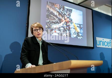 19 décembre 2019, Berlin : Elke Büdenbender, épouse du Président fédéral Steinmeier et patron de l'Allemagne de l'Unicef, parle lors de la cérémonie de remise des prix du concours photos de l'Unicef "Photo de l'année", dans l'arrière-plan vous pouvez voir la photo gagnante. Le photographe allemand Schwarzbach photographié une jeune fille de 13 ans la collecte des bouteilles en plastique dans le port de Manille (Philippines) à gagner de l'argent. Photo : Bernd von Jutrczenka/DPA - ATTENTION : Utiliser uniquement à des fins éditoriales. La photographie peut être utilisée pour la couverture de presse de l'UNICEF "Photo de l'Année" et du projet qu'avec mention de crédit complet Banque D'Images