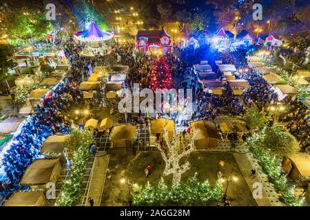 Thessalonique, Grèce - le 8 décembre 2019 : Vue aérienne du Village de Noël dans le centre de Thessalonique en soirée. longue exposition Banque D'Images