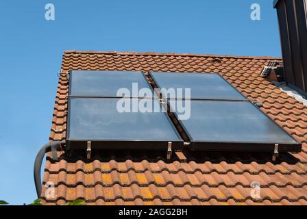Développement durable de l'eau chaude à chauffage thermique naturelle des panneaux solaires sur un toit en Allemagne Banque D'Images