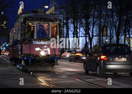 Vienne/Autriche/ 16 décembre 2017 : vieux tram rapide passage à travers la ville de Vienne Banque D'Images