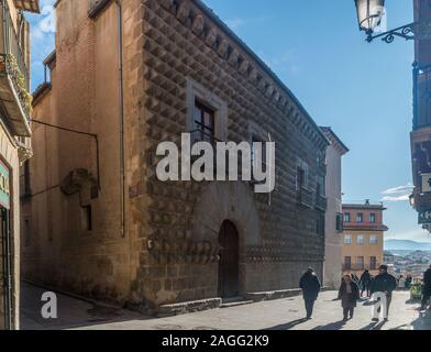 Ségovie, Castille et Leon, Espagne - Dec 9, 2019 : bâtiment construit au 15ème siècle qui présente 617 pics de granit sur la façade Banque D'Images