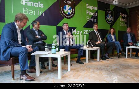 19 décembre 2019, Berlin : volley-ball : conférence de presse de l'Association Volley CEV à l'hôtel Adlon avec des représentants de la VBL, DVV, BR de volée et l'Administration du Sénat de l'Intérieur et du Sport. Aleksandar Boricic (3e de gauche), Président CEV, adressé aux personnes présentes. Karsten Holland (l), médecin de l'Équipe nationale de volley-ball allemand, Kaweh Niroomand (2e de gauche), directeur général, René Hecht BR de volée (3e à partir de la droite), Président DVV, Gabriele Freytag (2e à partir de la droite), chef du département des sports, et Michael Evers (r), Président VBL, suivre ses paroles. L'Eur Banque D'Images