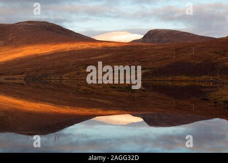 Les réflexions dans le Loch Droma, Wester Ross Banque D'Images