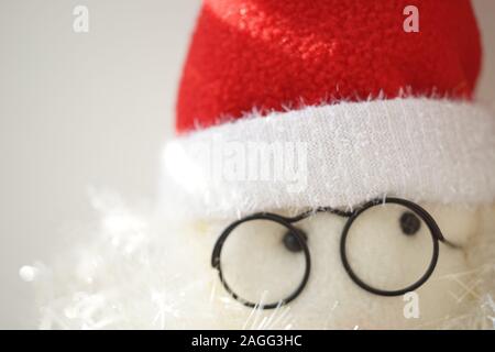 Résumé de jouets en face du Père Noël avec des lunettes et red hat, gros plan les yeux. Banque D'Images