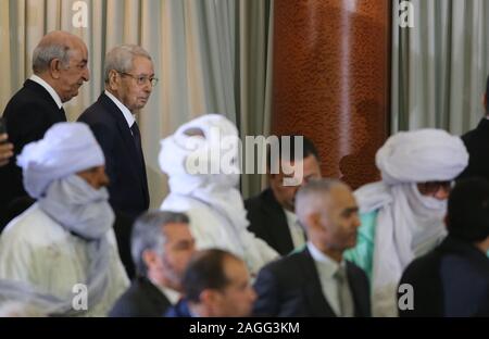 Alger, Algérie. Dec 19, 2019. Le Président élu algérien Abdelmadjid Tebboune (L) arrive avec le président intérimaire sortant Abdelkader Bensalah durant la cérémonie d'assermentation. Credit : Farouk Batiche/dpa/Alamy Live News Banque D'Images