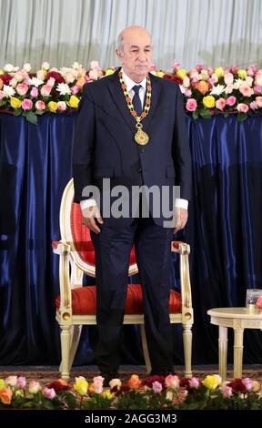 Alger, Algérie. Dec 19, 2019. Abdelmadjid Tebboune Président algérien se tient après son assermentation. Credit : Farouk Batiche/dpa/Alamy Live News Banque D'Images