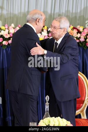 Alger, Algérie. Dec 19, 2019. Le Président élu algérien Abdelmadjid Tebboune (L) embrasse le président intérimaire sortant Abdelkader Bensalah durant la cérémonie d'assermentation. Credit : Farouk Batiche/dpa/Alamy Live News Banque D'Images