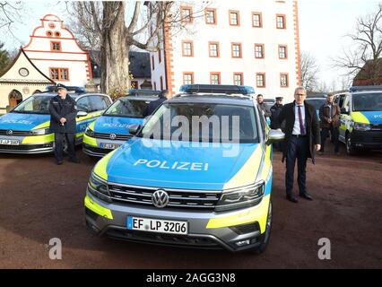 19 décembre 2019, la Thuringe, Großkochberg : Georg Maier (SPD), Thuringe et le ministre de l'intérieur, se tient à côté d'une nouvelle radio voiture de patrouille pour la police de Thuringe à une remise symbolique dans la cour de Schloss Großkochberg. Trois véhicules de chaque modèle sera présenté lors de l'événement. Ce sont 54 VW Touran, VW Tiguan, 37 14 VW T6 et 11 l'Audi A6. Photo : Bodo/Schackow Zentralbild-dpa/ZB Banque D'Images