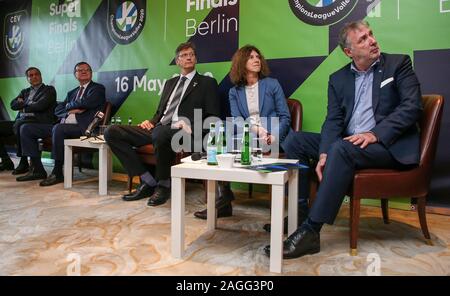 19 décembre 2019, Berlin : volley-ball : conférence de presse de l'Association Volley CEV à l'hôtel Adlon avec des représentants de la VBL, DVV, BR de volée et l'Administration du Sénat de l'Intérieur et du Sport. Kaweh Niroomand (l-r), directeur général d'Aleksandar Boricic, Salves BR, Président CEV, René Hecht, Président DVV, Gabriele Freytag, chef du département des sports, et Michael Evers, Président VBL, regardez une vidéo. L'Association de volley-ball (CEV), l'Association de volley-ball allemand (DVV), le volley-ball Football (VBL), la ville de Berlin Berlin et des volées de recyclage Banque D'Images