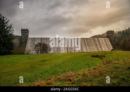 Barrage Derwent, réservoir dans le Derbyshire, Le réservoir du barrage Howden est situé dans le parc national du Peak District Banque D'Images